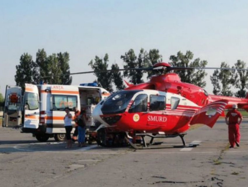 Маленькую девочку с сильными ожогами тела доставили на вертолете в Кишинев