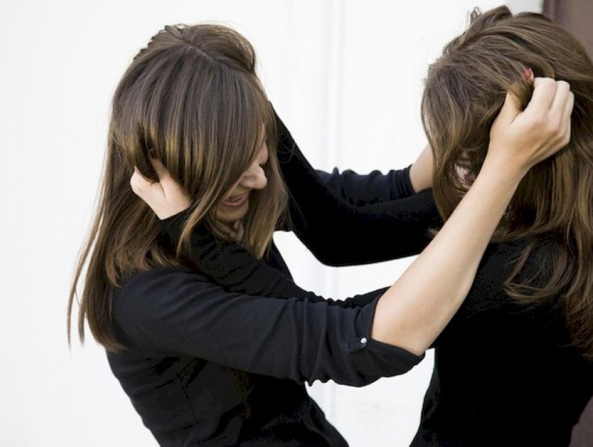 Любовные разборки. Девушки подрались возле одного из кишиневских заведений