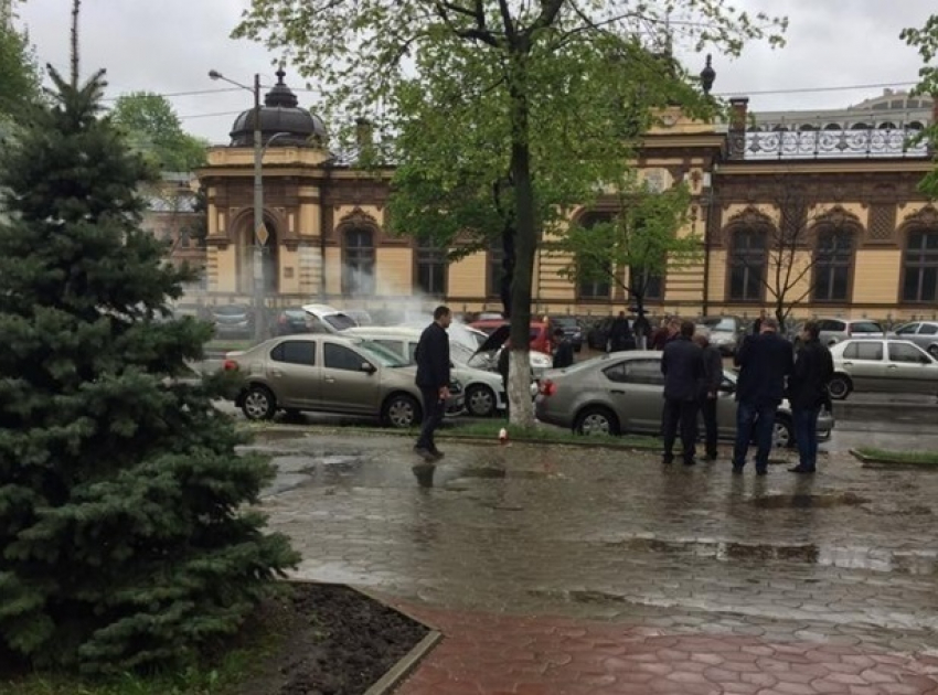 В центре Кишинева на ходу загорелся автомобиль
