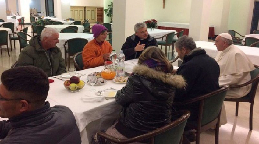 Папа Римский Франциск отметил свой 80-летний юбилей с бездомным из Молдовы