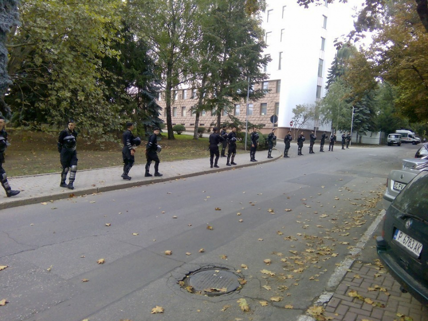Сотрудники правоохранительных органов оцепили здание Парламента РМ