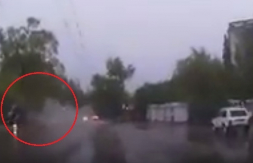 В Кишиневе автомобиль перевернулся, наткнувшись на препятствие