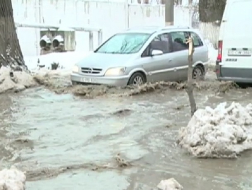 Кишиневской «Венецией» потребовали признать затопленную улицу, в которой тонут грузовики 