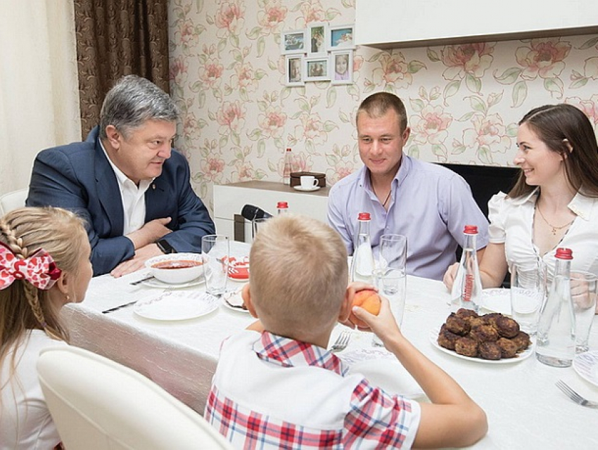 Конфуз: Порошенко съел весь борщ у семьи воевавшего в Донбассе украинского танкиста