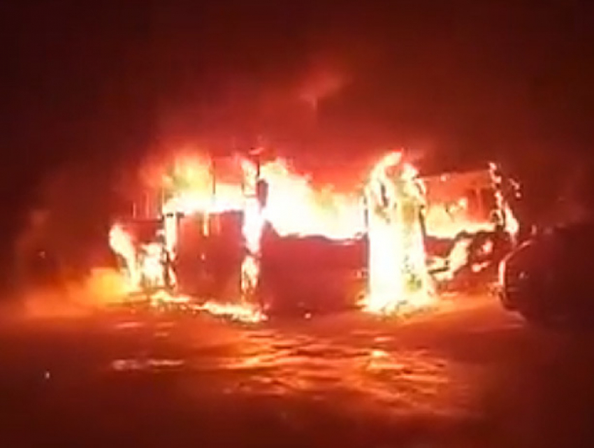 Уничтожение огнем автобусов для междугородних перевозок под Кишиневом сняли на видео