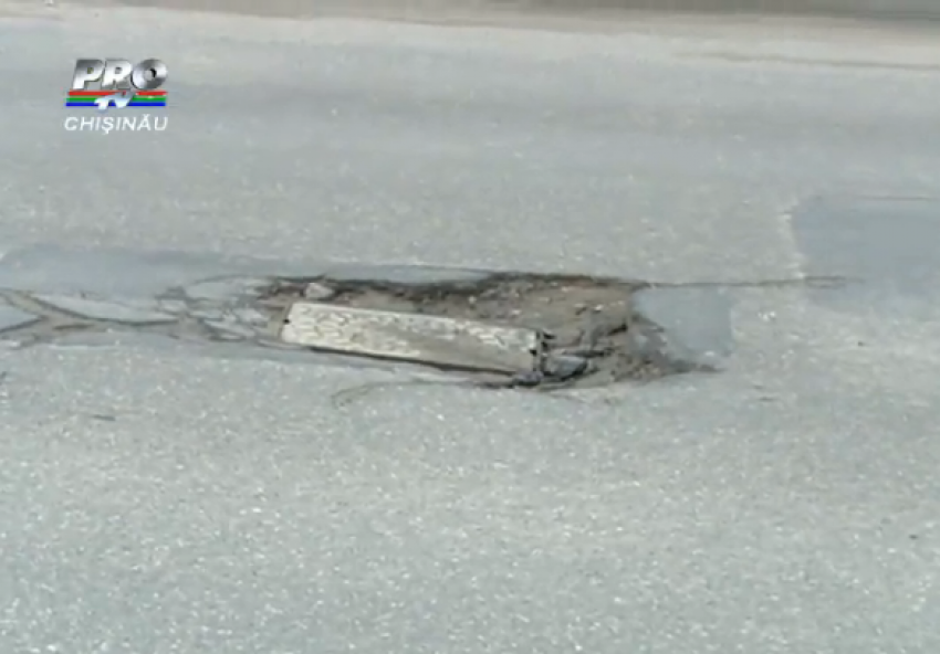 В Кишиневе водителей штрафуют за попытку объехать ямы на дорогах