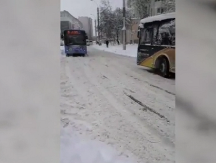 «Танго вдвоём» - на Чеканах автобус и маршрутка «сплясали» вместе, пытаясь вырваться из снежного плена (видео)