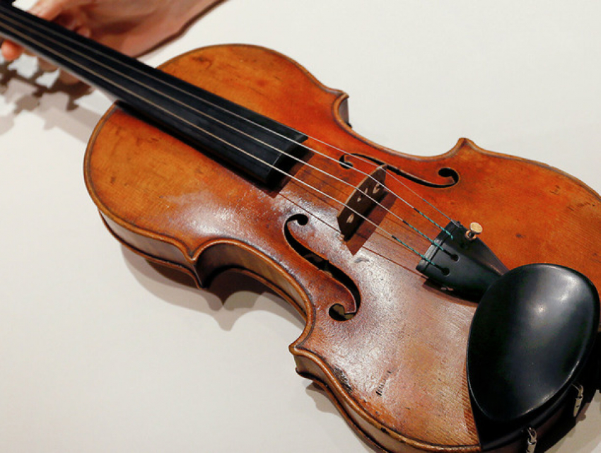 Женщина пыталась вывезти скрипку за два млн евро