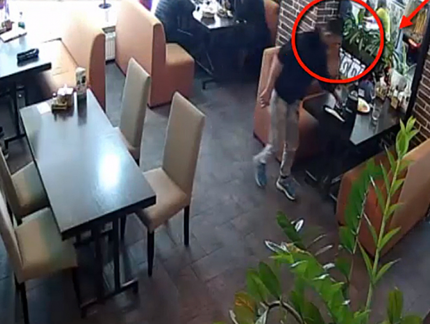 "Дерганые» парни, совершившие преступление в столичном кафе, попали на видео