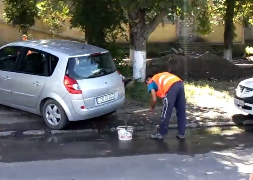 В Кишиневе при ремонте дорог используют грязную воду из лужи
