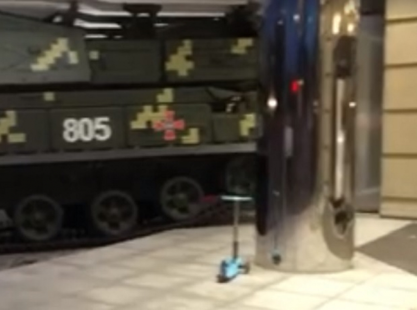 Военная колонна «разбомбила» торговый центр в Киеве