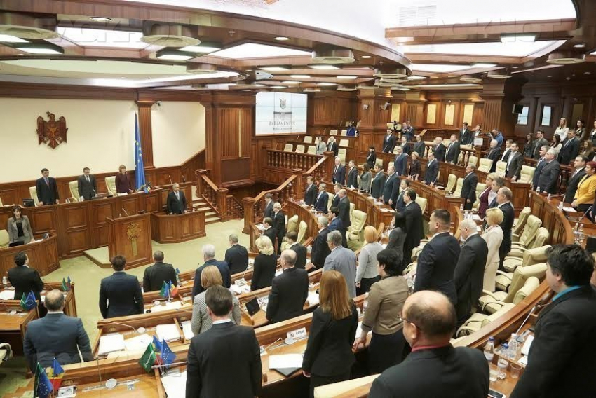 Парламент Молдовы решит сегодня судьбу правительства Стурзы 