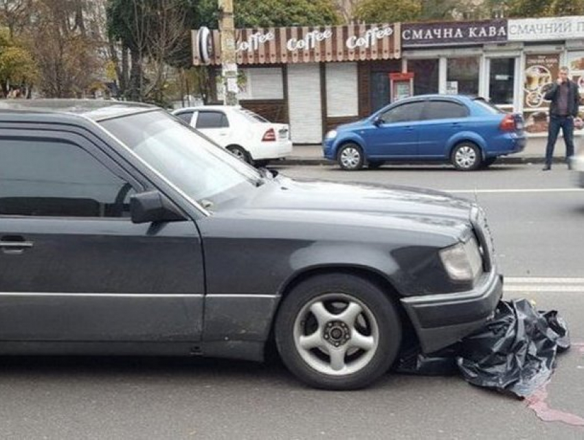 Сразу два автомобиля сбили пешехода в Киеве