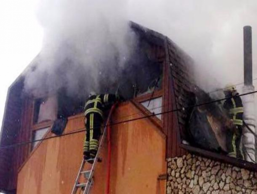 От полного уничтожения в огне спасли роскошную виллу столичного врача в Криулянах 