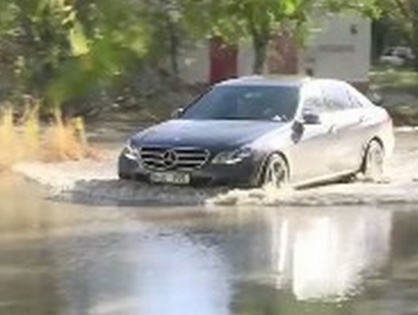 Потоп на улице Андрея Доги из прорвавшего водопровода усложнил жизнь жителям столицы 