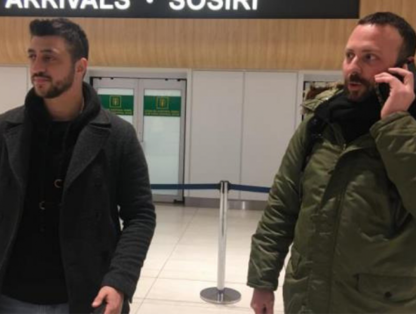 Греческих журналистов задержали в столичном аэропорту