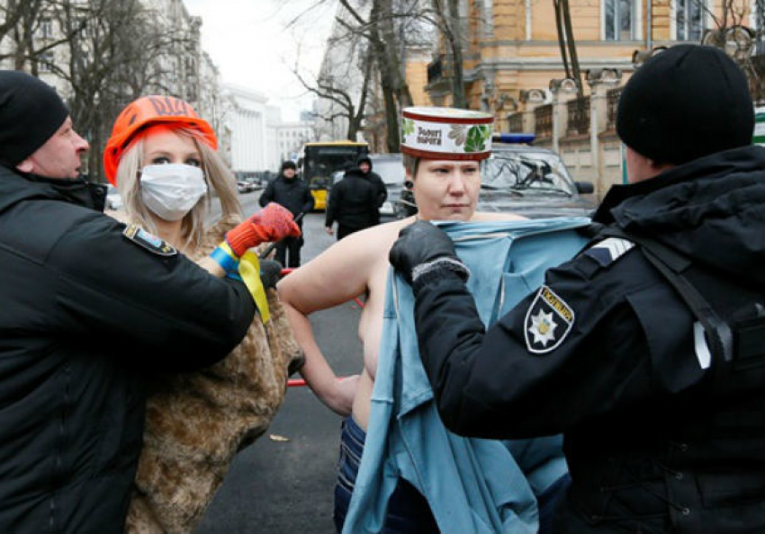 Блондинка и брюнетка показали обнаженными грудями позор Порошенко