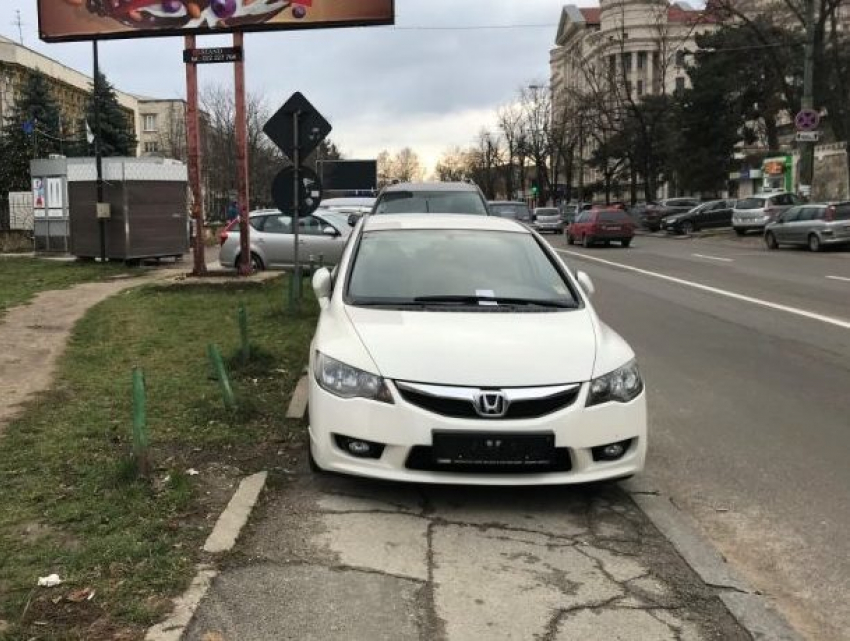 Припаркованные на тротуаре в Кишиневе автомобили оставили без номеров