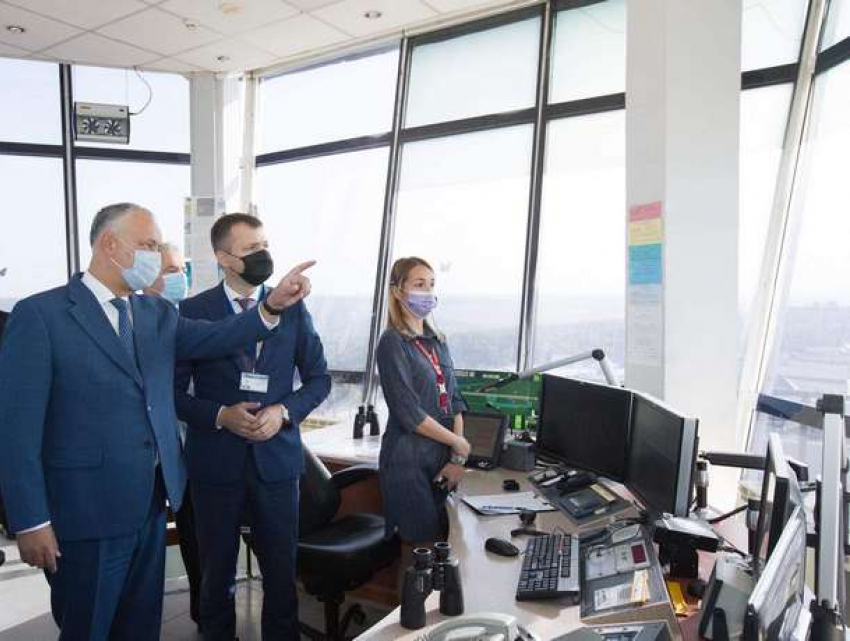 В День гражданской авиации Игорь Додон посетил государственное предприятие MoldATSA