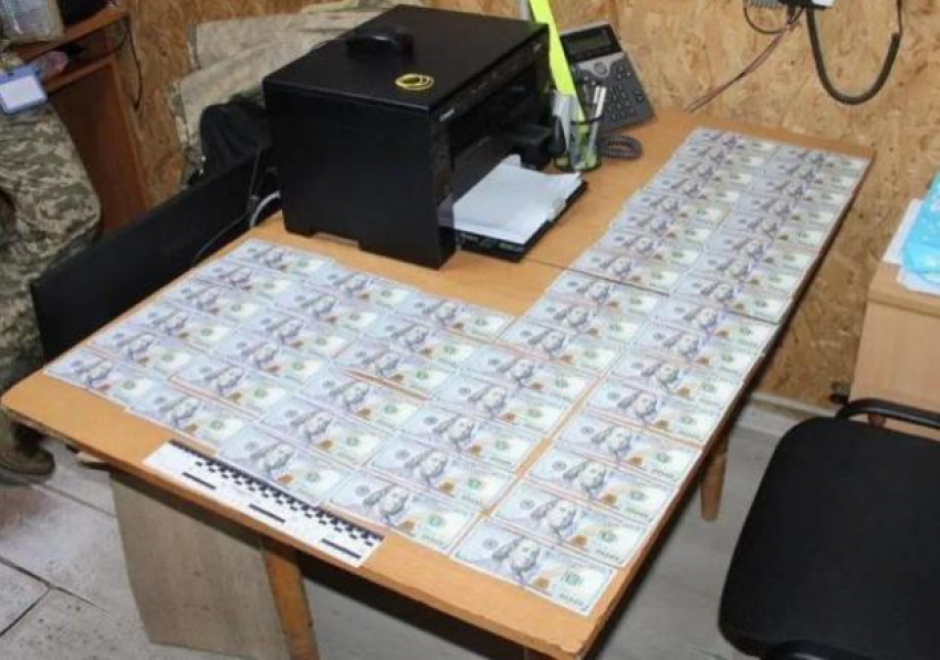 Украинец пытался купить въезд в Молдову за $5000: помешал долг по алиментам