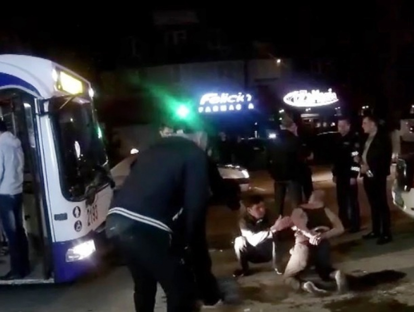 Буйный мужчина с окровавленной головой испугал людей на троллейбусной остановке в Кишиневе