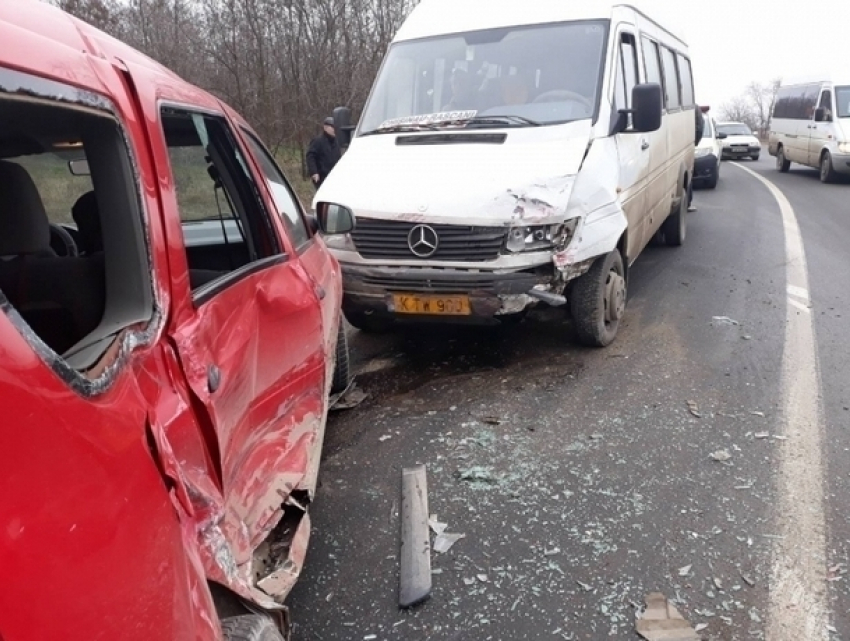 Пассажирка микроавтобуса получила тяжелейшие травмы и перелом в аварии под Оргеевом