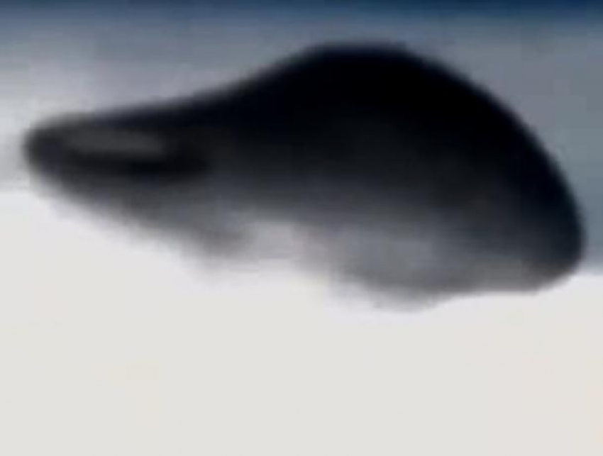 Таинственный НЛО треугольной формы, прилетевший на МКС, «поймали» на видео 