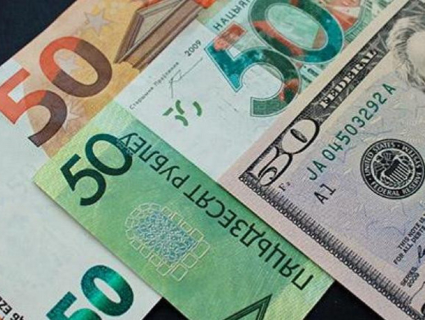 В четверг евро и доллар немного подешевеют