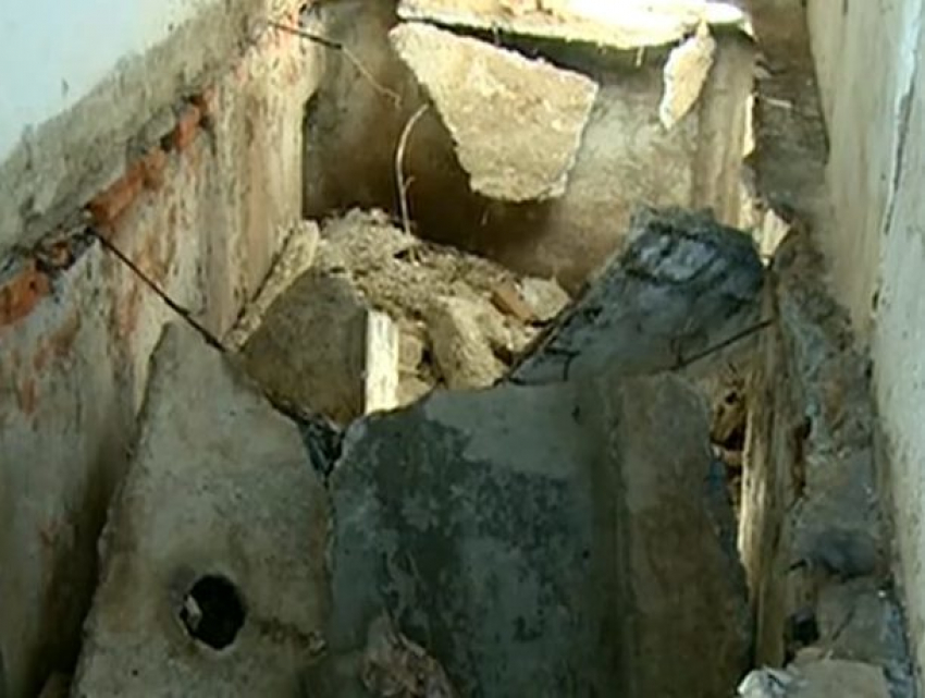 Мужчины пострадали при обрушении школьного туалета в Новых Аненах 