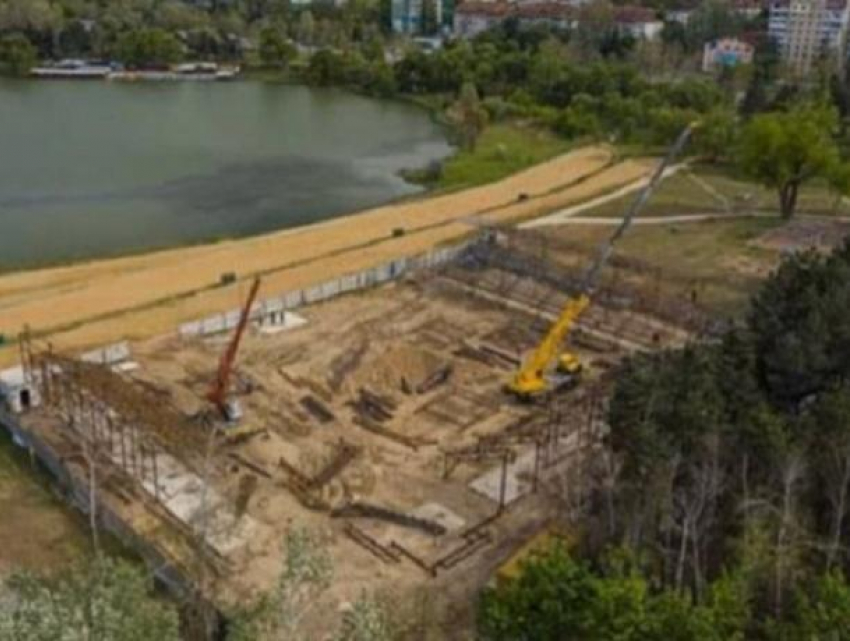 Строительство стадиона для пляжного футбола на Скулянке в полном разгаре - летом можно будет играть