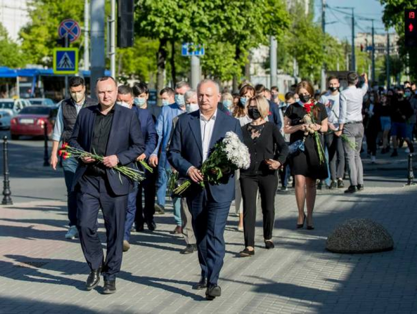 Игорь Додон с однопартийцами возложили цветы к зданию Посольства России
