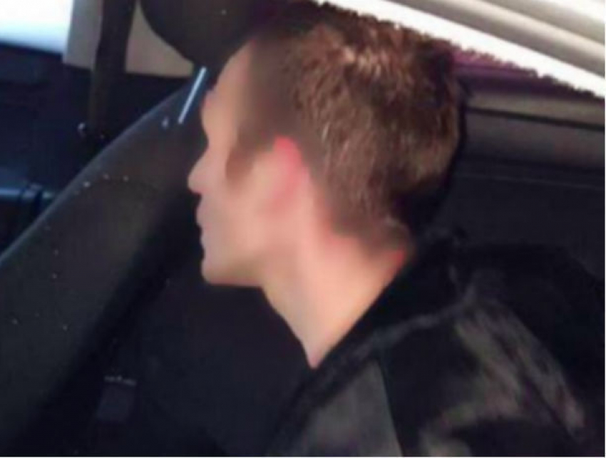 Автохама, который ехал по тротуару и врезался в другую машину, задержали в Кишиневе