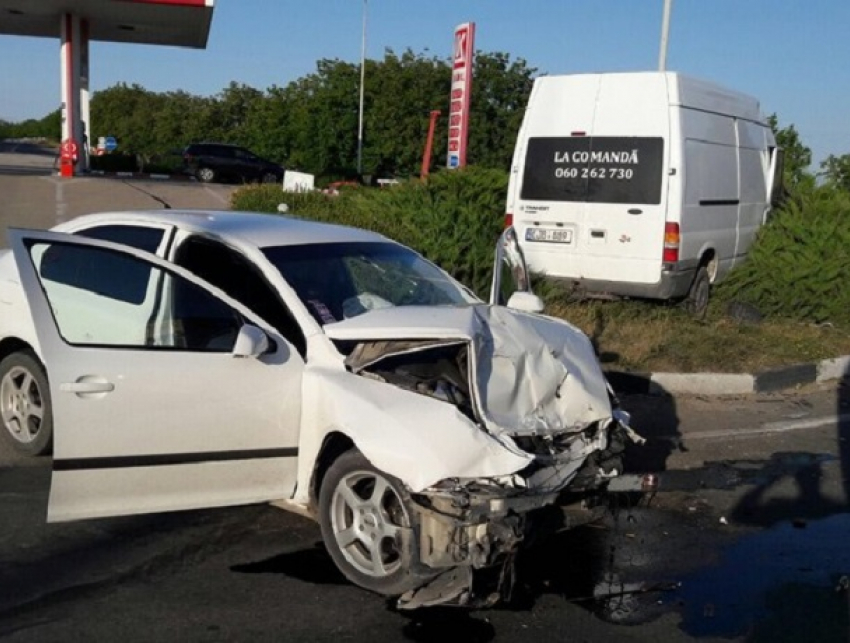 Протаранивший микроавтобус полицейский назвал виновником аварии «коварный» гравий на дороге