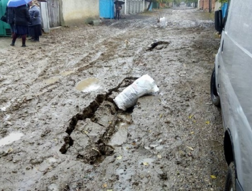 В жуткое болото превратилась улица после ремонта канализации в Яловенском районе