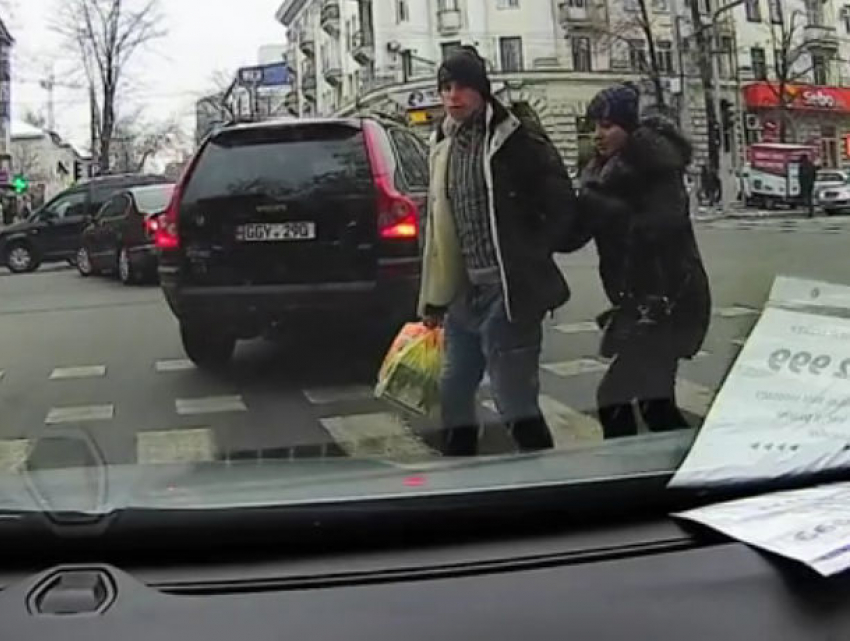 Увидели полосатую дорогу, и пошли: водители потребовали наказывать пешеходов