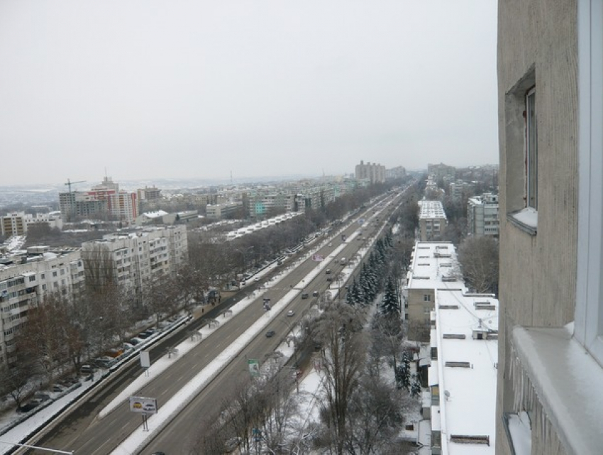 Движение по дорогам Кишинева перешло на зимние условия