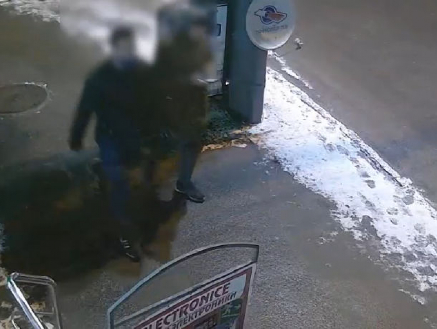 Дерзкое ограбление на остановке: двое парней вырвали сумку из рук женщины