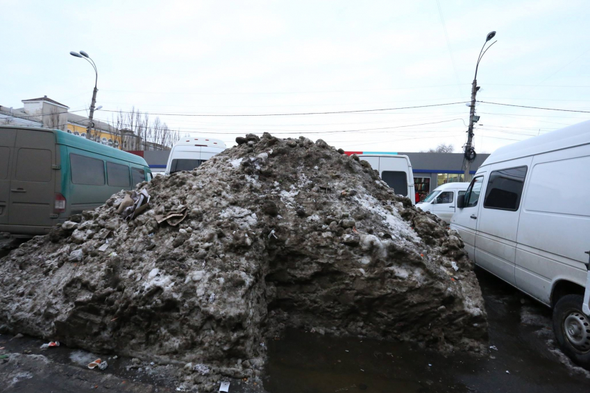 Центральный автовокзал Кишинева завален грудами грязного снега