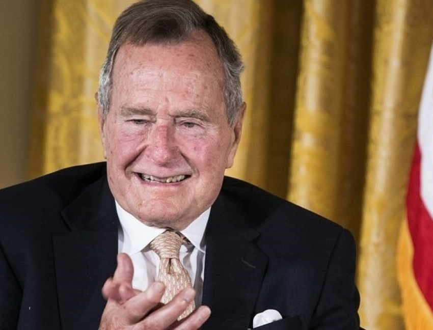Джордж Буш-старший извинился за прикосновение к попе известной актрисы