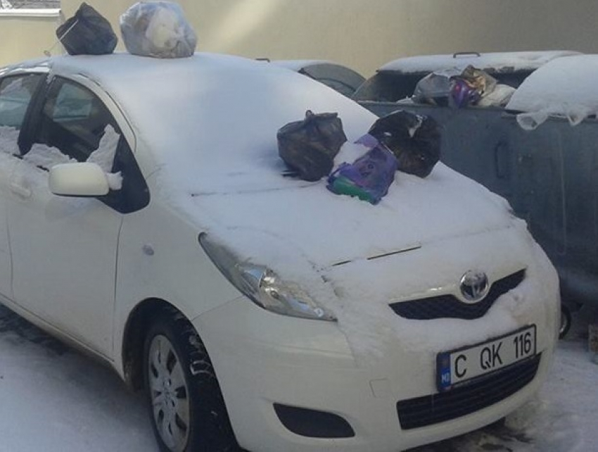 Циничное издевательство над машиной автохама у мусорных баков устроили жители Кишинева