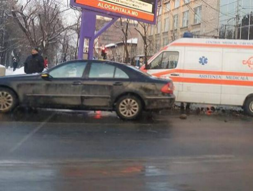 Срочно – в Кишинёве машина скорой помощи врезалась в другой автомобиль 