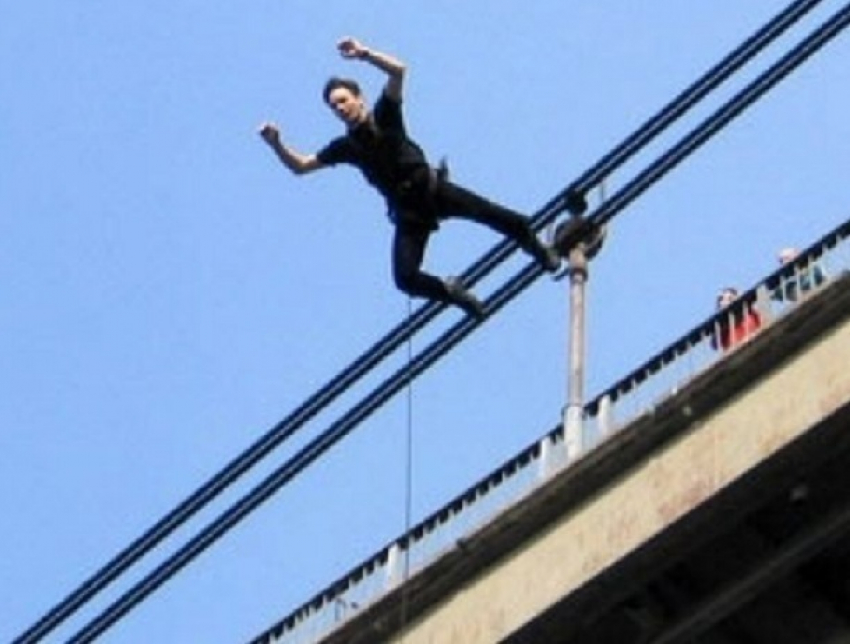 Прыгнувший с моста в Днестр мужчина исполнил мечту и травмировал позвоночник