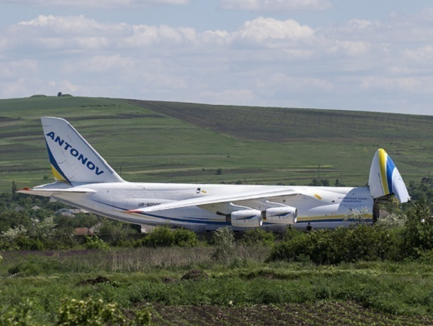 Гигантский самолет «Антонов", «съедающий» вертолеты, обнаружили в молдавском аэропорту