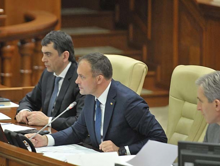 Расточительные сотрудники парламента за два месяца потратили пять миллионов на перелеты, автомобили и питьевую воду 