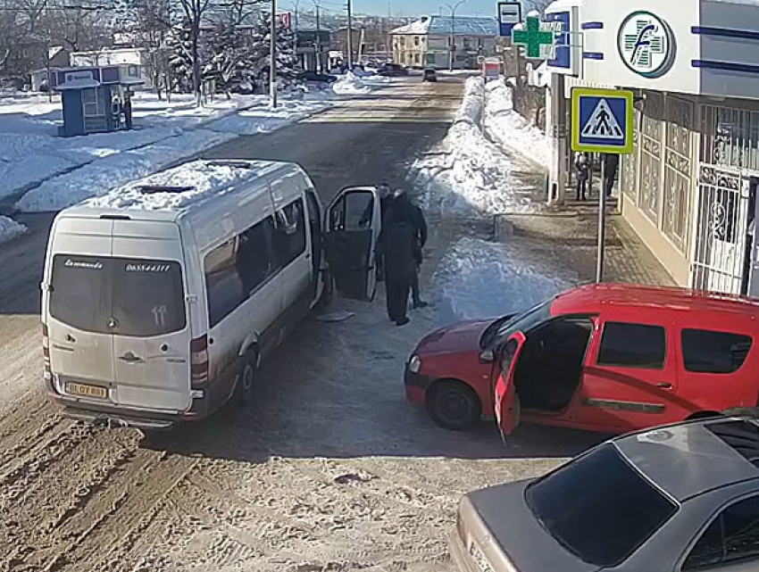 Жесткий спарринг двух водителей на перекрестке попал на видео в Бельцах 