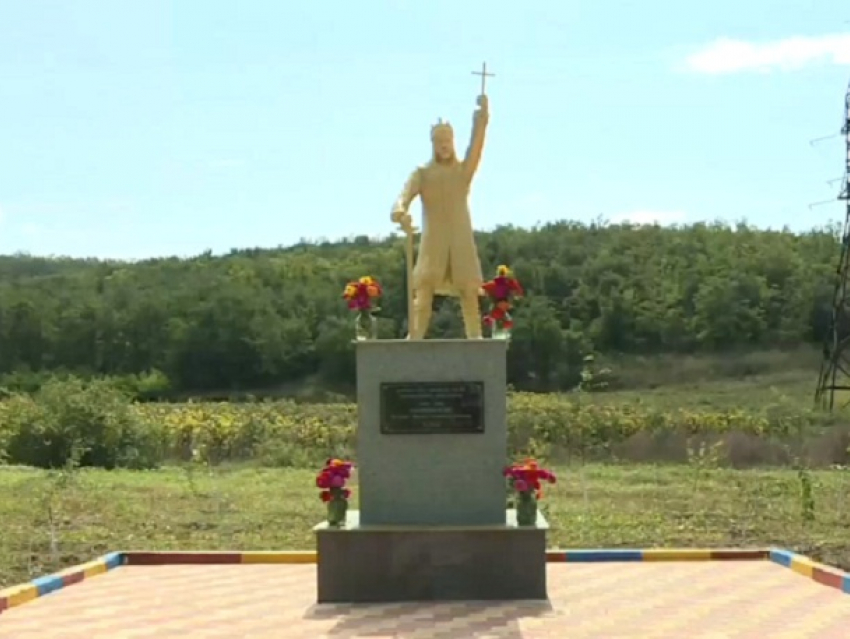 В Чимишлийском районе установили мини-копию столичного памятника Штефану чел Маре