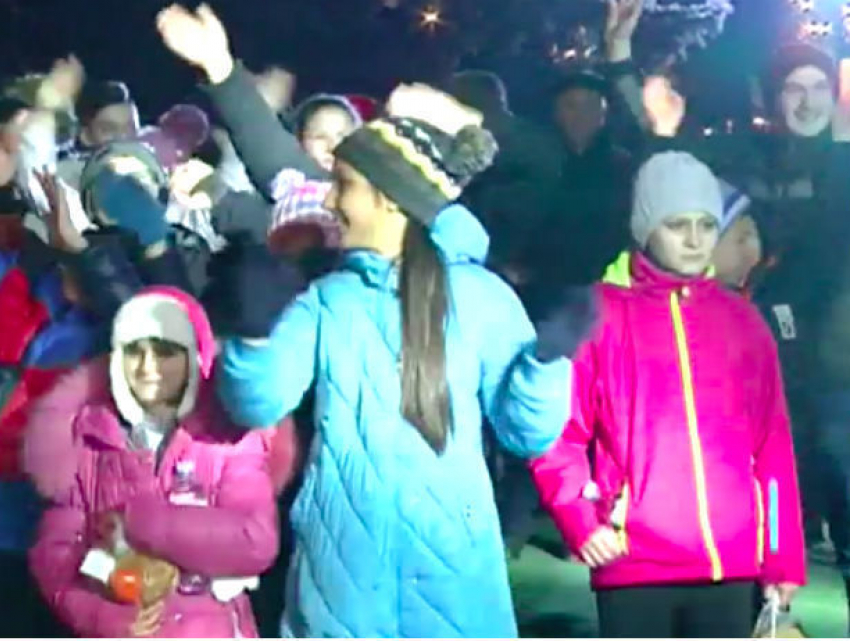 Молодые мамы совершили в Кишиневе ритуал, чтобы вызвать снег