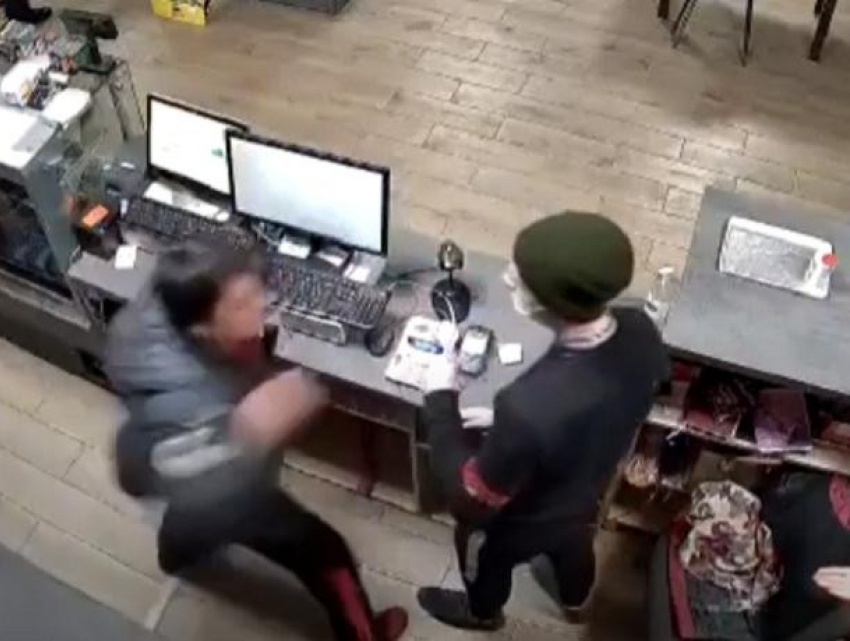 Форменное позорище - пограничник пожал руку агрессору, который напал на работника АЗС