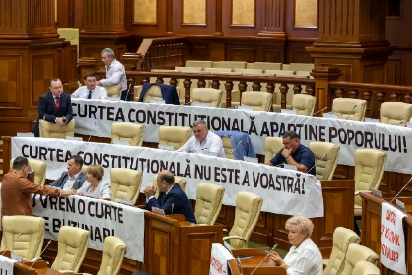 Депутаты БКС устроили акцию протеста в парламенте против «карманного» Конституционного суда