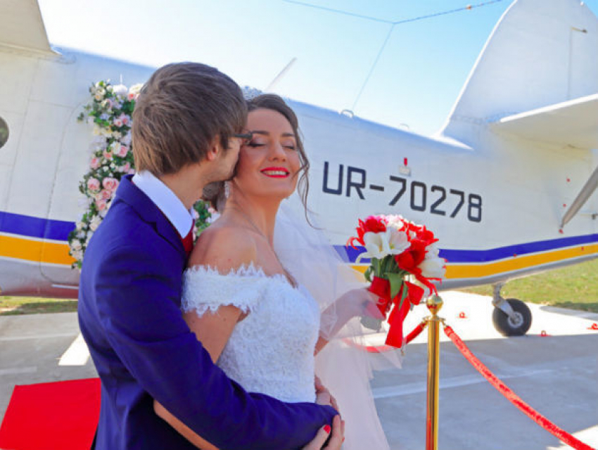 Самая романтичная свадьба: в небе над Одессой впервые заключили брак украинские молодожены   